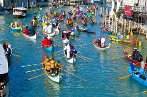 Beim Karneval von Venedig erstrahlt die Stadt in einer Farbenpracht wie sonst das ganze Jahr über nicht, Italien